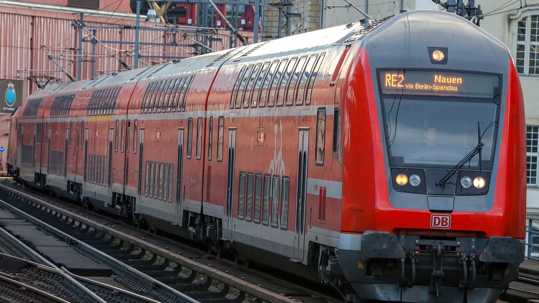 Ein Regionalexpress in Berlin (Archivbild): Bis Freitag kommt es weiter zu Einschränkungen.