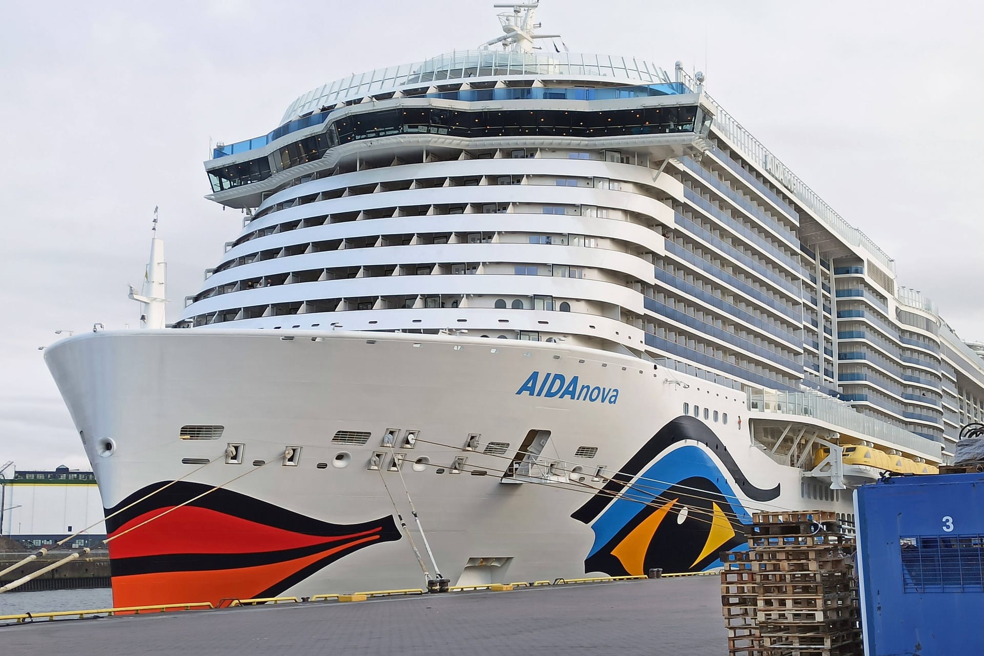 "Aida Nova" am Cruise Center Steinwerder: Kreuzfahrtgäste müssen sich auf eine neue Abfahrtszeit einstellen.