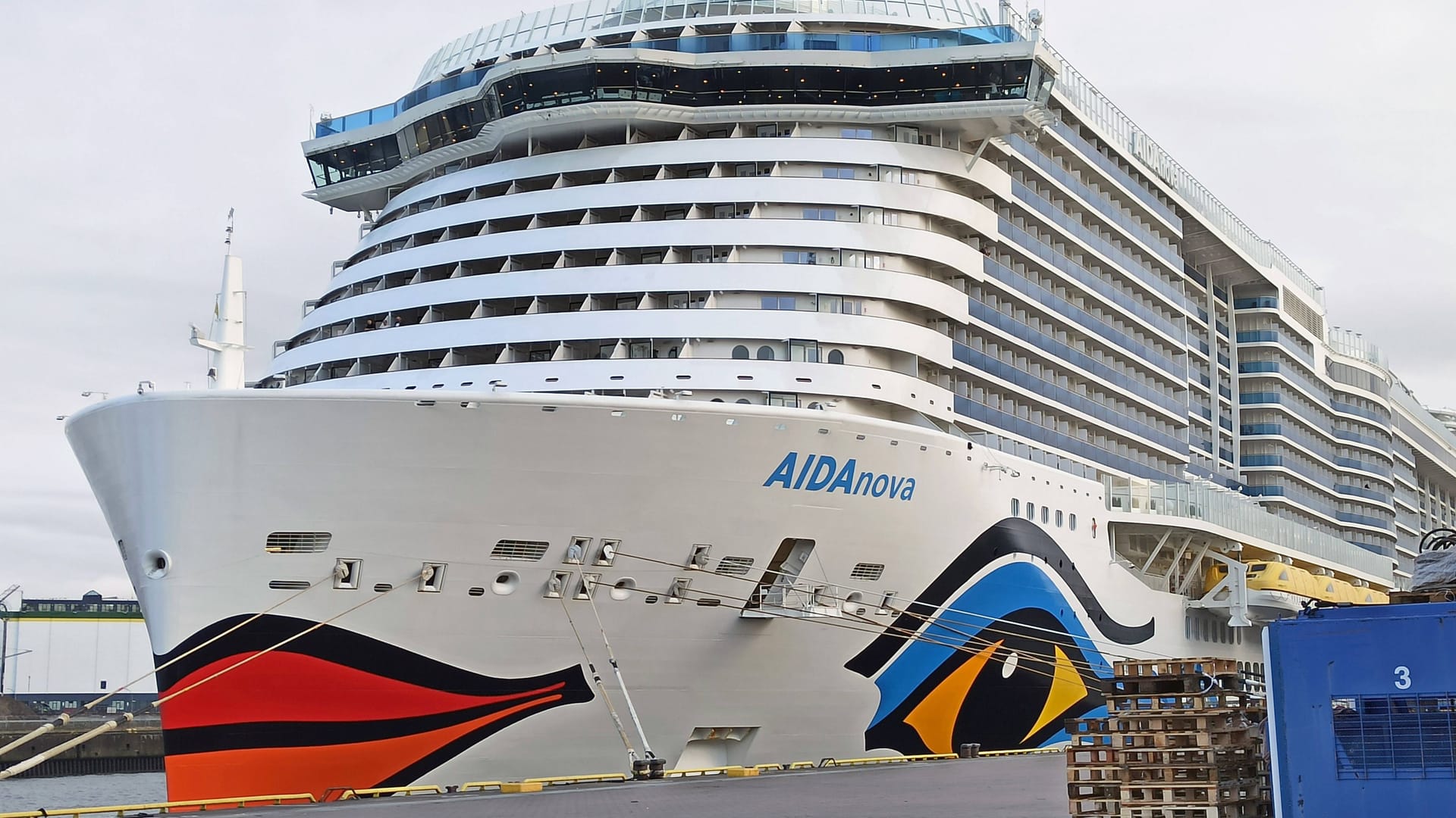 "Aida Nova" am Cruise Center Steinwerder: Kreuzfahrtgäste müssen sich auf eine neue Abfahrtszeit einstellen.