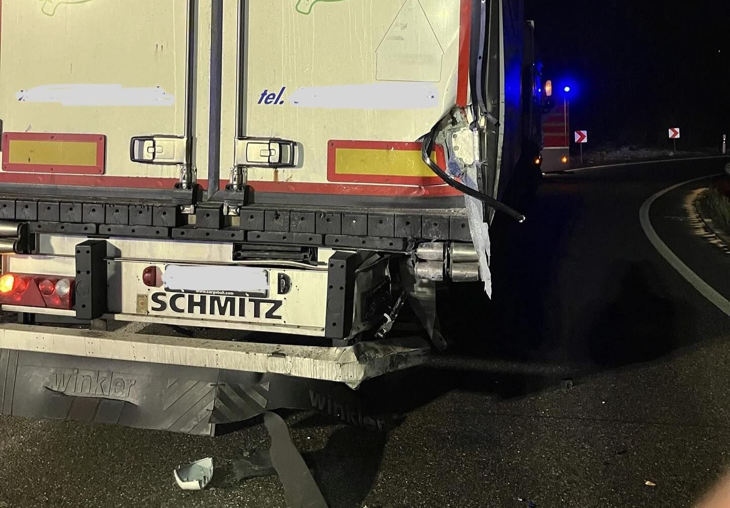 Der Laster nach dem Unfall: Laut Feuerwehr ist der BMW wohl von hinten aufgefahren und dann rechts am Sattelzug vorbeigeschrammt.