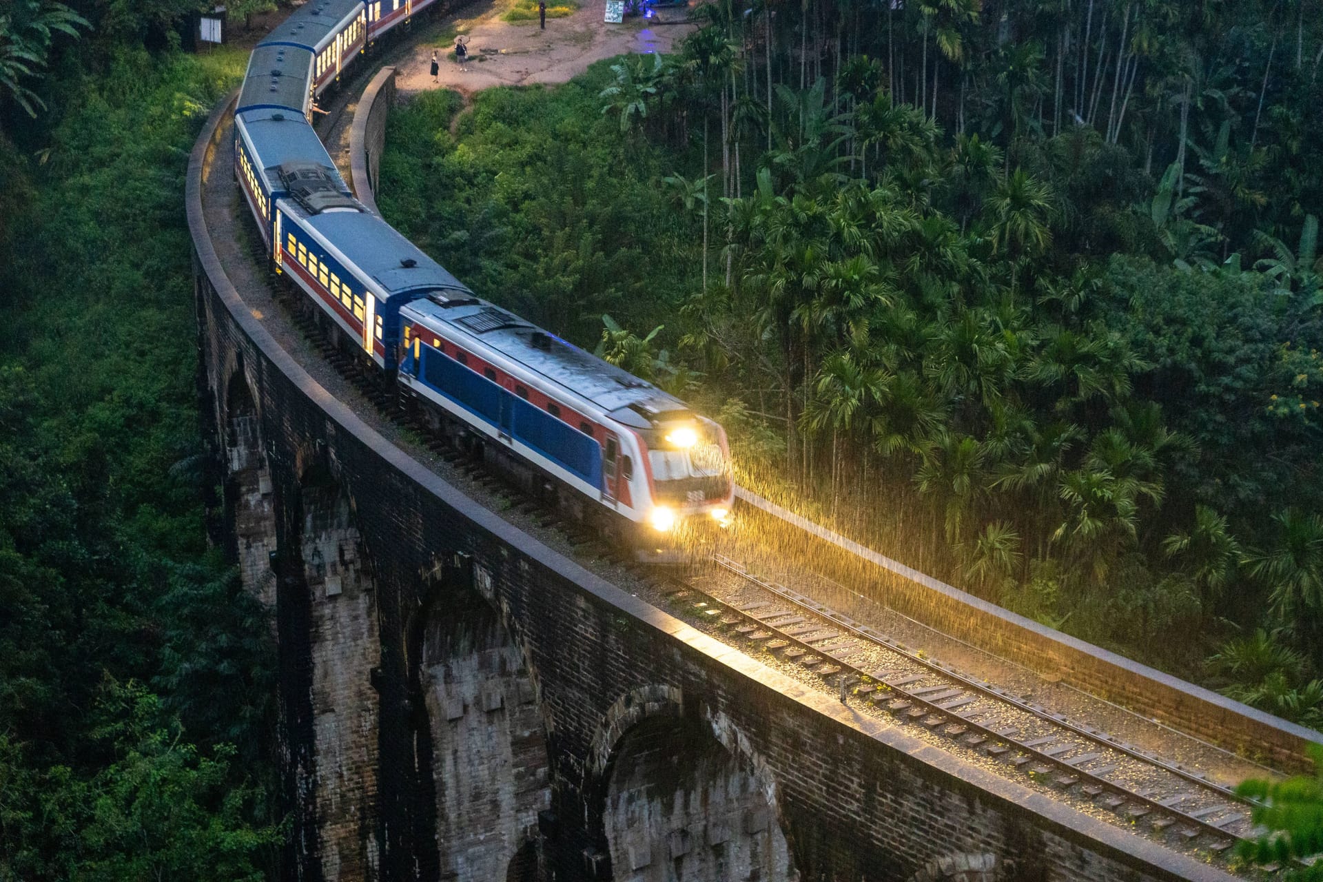 Ein Zug fährt über die berühmte Neunbogenbrücke in Sri Lanka (Archivbild): Das Unglück ereignete sich auf der bekannten Bahnstrecke Colombo–Badulla.