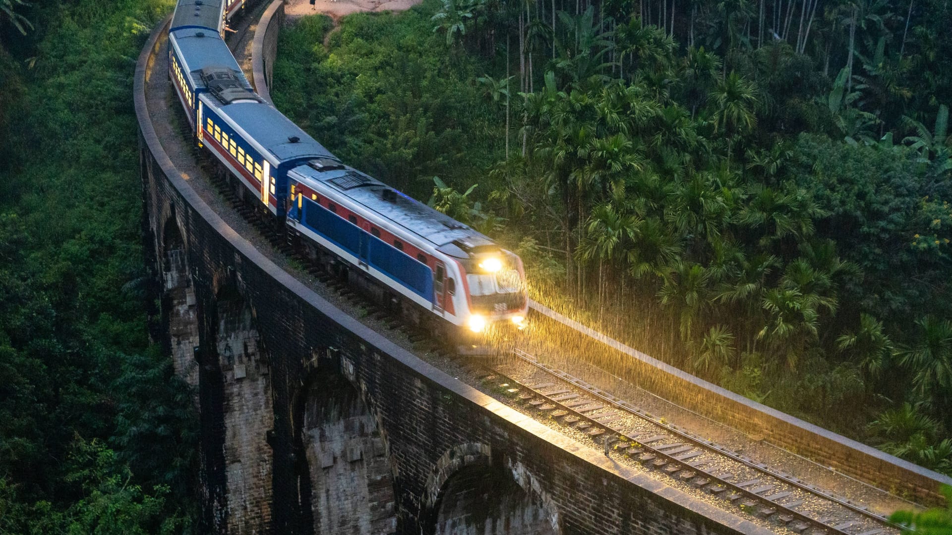 Ein Zug fährt über die berühmte Neunbogenbrücke in Sri Lanka (Archivbild): Das Unglück ereignete sich auf der bekannten Bahnstrecke Colombo–Badulla.