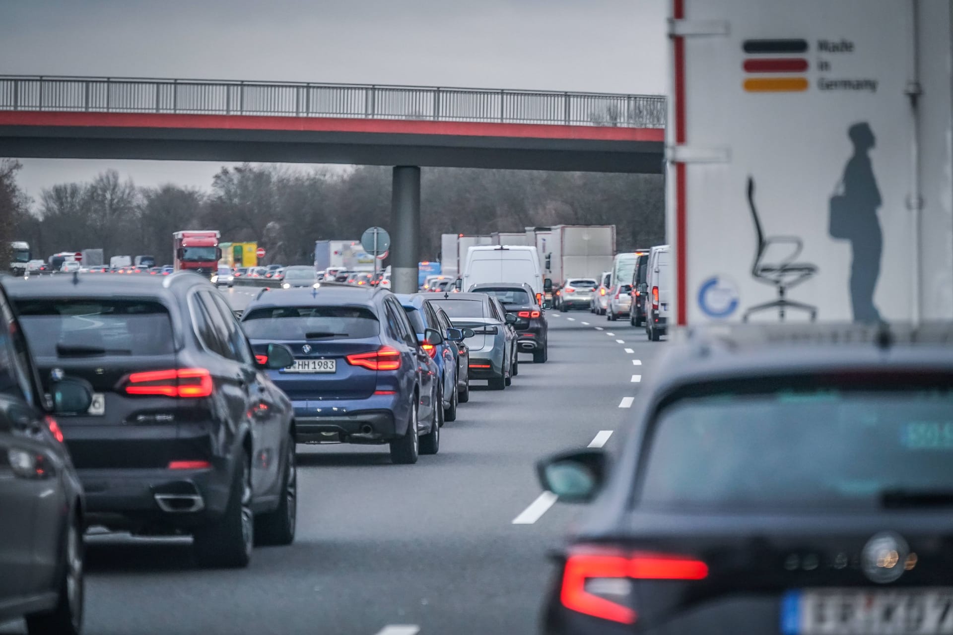 Dicke Luft auf den Straßen: Die Autoindustrie sucht nach einem Rechentrick, um ihr CO2-Problem zu lösen.