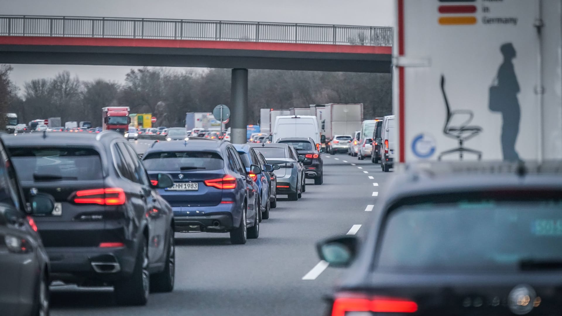 Dicke Luft auf den Straßen: Die Autoindustrie sucht nach einem Rechentrick, um ihr CO2-Problem zu lösen.