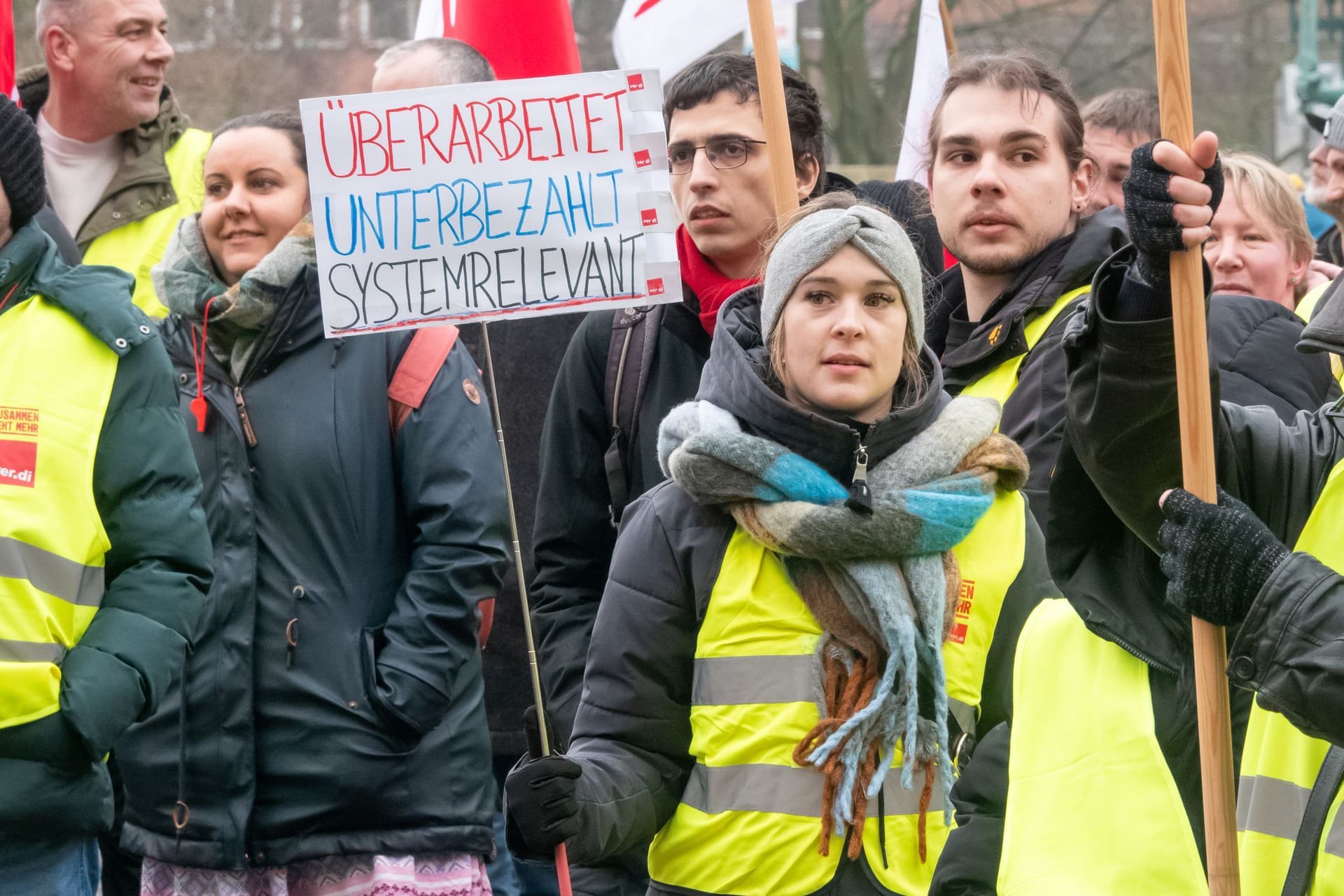 Kundgebung in Kiel: Verdi hat die Mitarbeiter im öffentlichen Dienst im Norden zum Warnstreik aufgerufen.