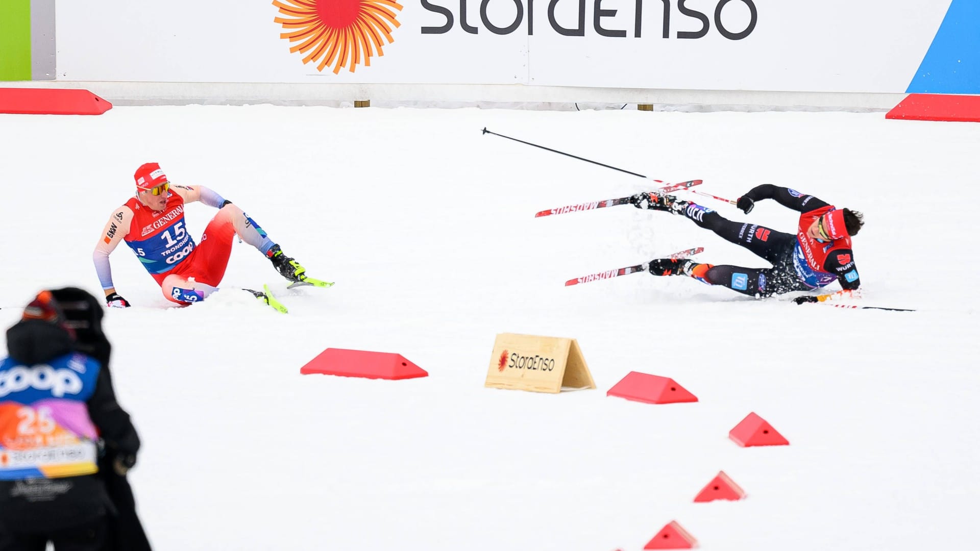 Ein bitterer Sturz: Jan Stölben (r.) im Schnee.