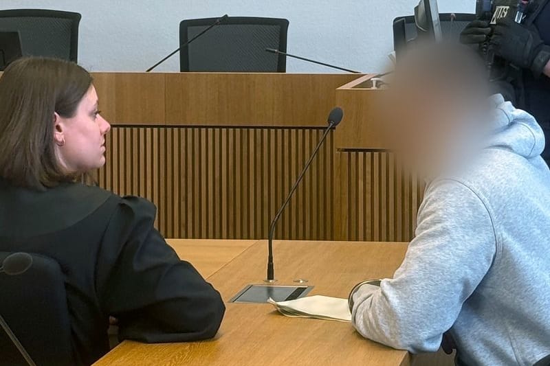 Der mutmaßliche Einbrecher berät sich mit seiner Anwältin: Nach Überzeugung der Staatsanwaltschaft wollte er die 15-Jährige töten.