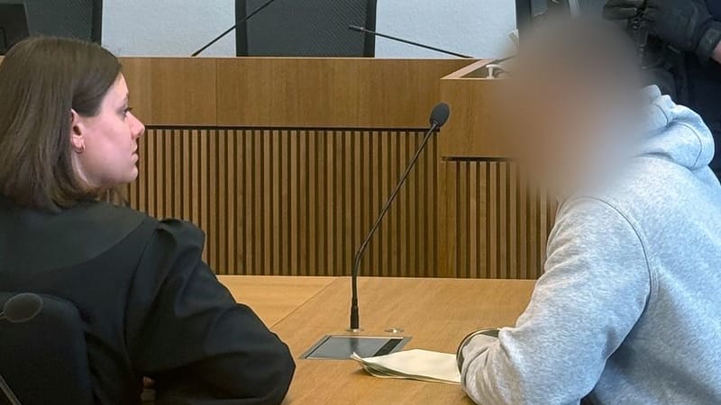 Der mutmaßliche Einbrecher berät sich mit seiner Anwältin: Nach Überzeugung der Staatsanwaltschaft wollte er die 15-Jährige töten.