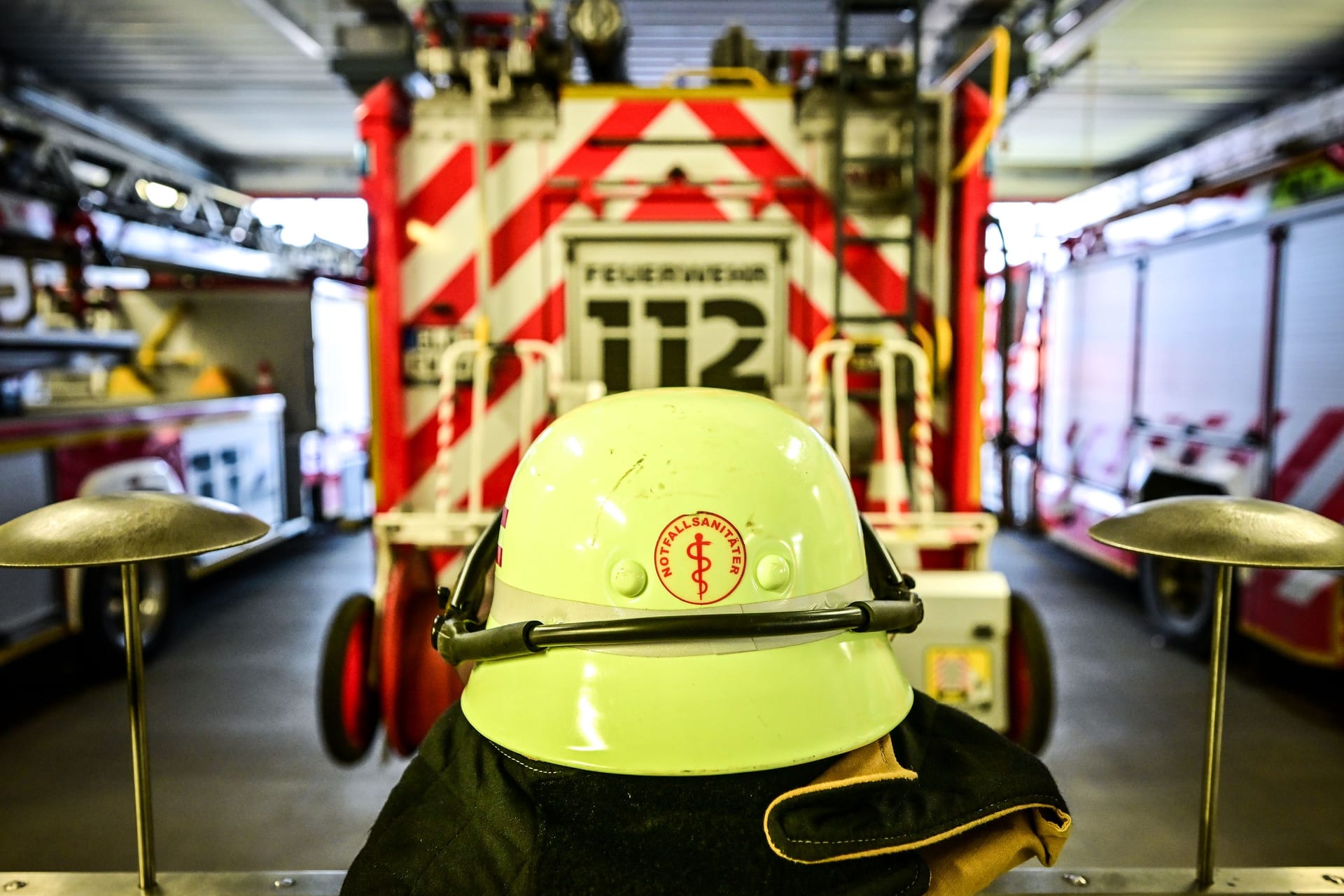 Der Helm eines Notfallsanitäters in einer Feuerwache (Symbolbild): In Köln waren die Notrufe am Mittwoch nicht über das Festnetz zu erreichen.