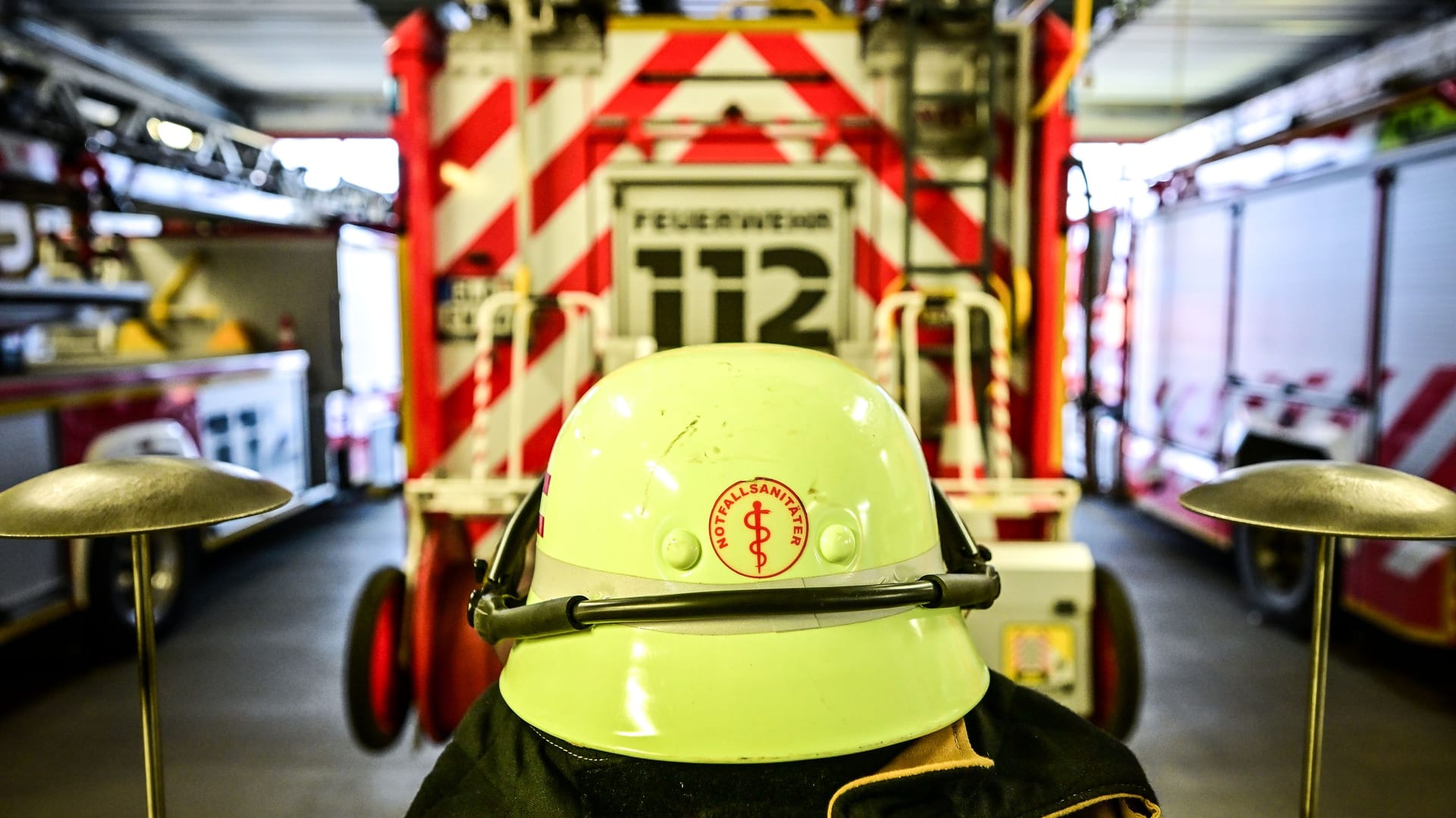 Der Helm eines Notfallsanitäters in einer Feuerwache (Symbolbild): In Köln waren die Notrufe am Mittwoch nicht über das Festnetz zu erreichen.