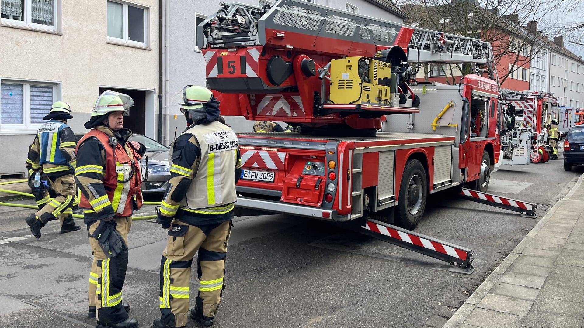 Die Feuerwehr Essen beim Brand in Essen-Altendorf: Hier hatte ein Sofa ein Feuer ausgelöst, welches gelöscht werden musste.