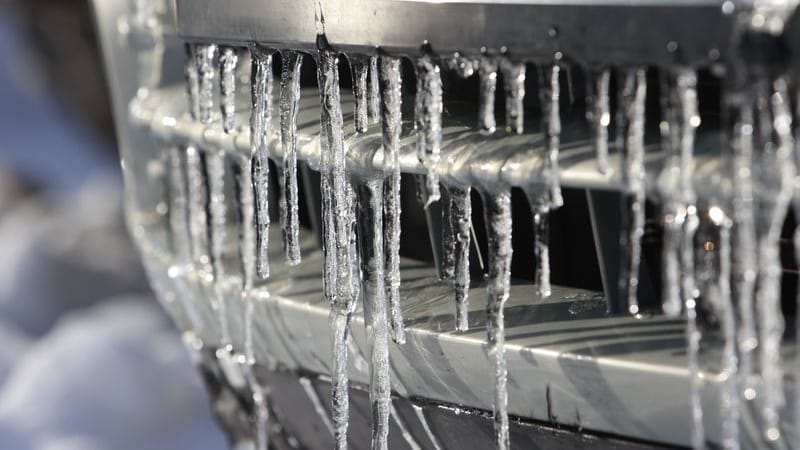 Eiszapfen hängen an einem abgestellten Fahrzeug in Wipperdorf bei Nordhausen. In Thüringen fielen in der Nacht zum Donnerstag bis zu 30 Zentimeter Schnee. Auf den Straßen in Thüringen gab es teilweise witterungsbedingte Verkehrsbehinderungen. In den kommenden Tagen wird das Wetter etwas freundlicher mit steigenden Temperaturen.