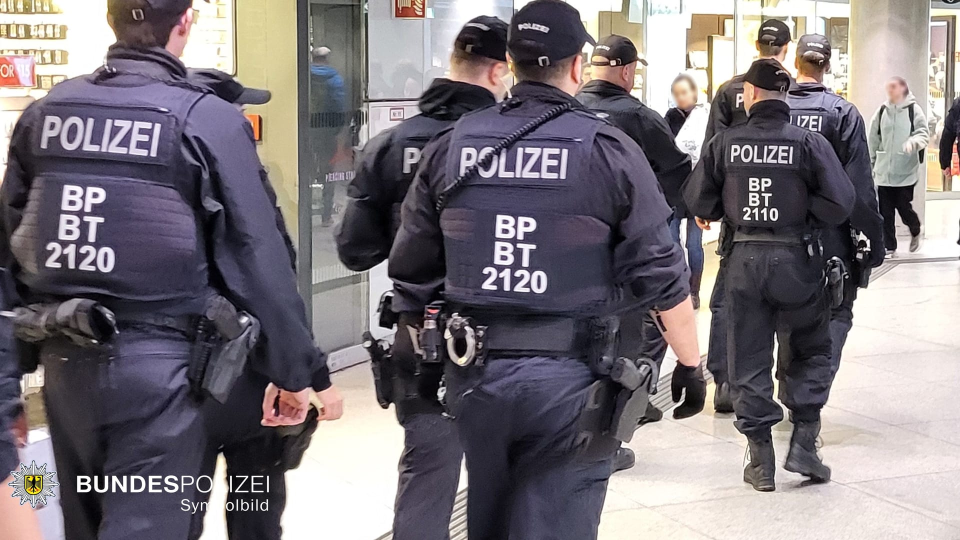 Bundespolizisten auf Kontrollgang in der B-Ebene am Hauptbahnhof in München (Symbolbild). Der Bahnhof steht besonders am Wochenende im Fokus.