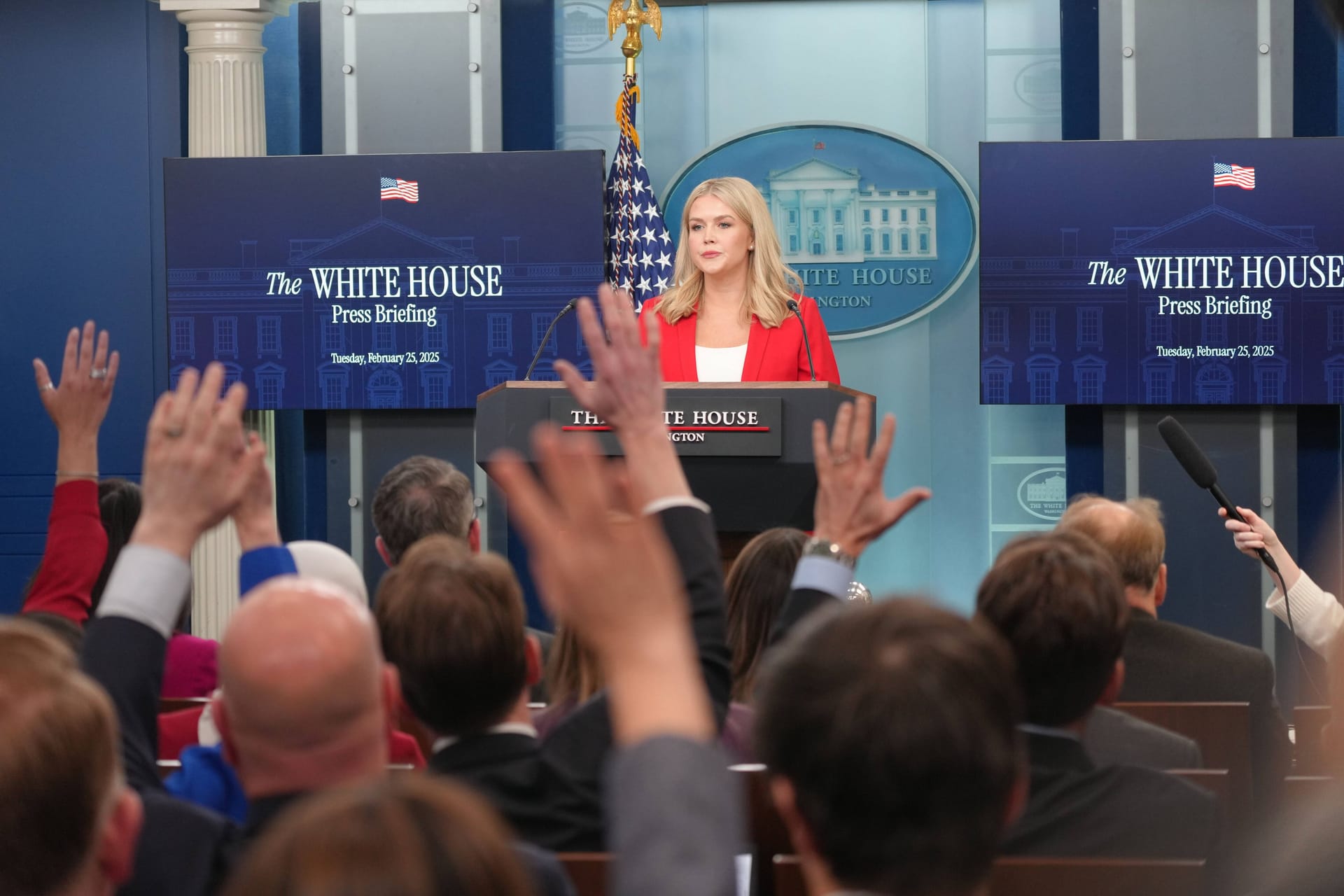 Trump-Sprecherin Karoline Leavitt bei einer Pressekonferenz im Weißen Haus.