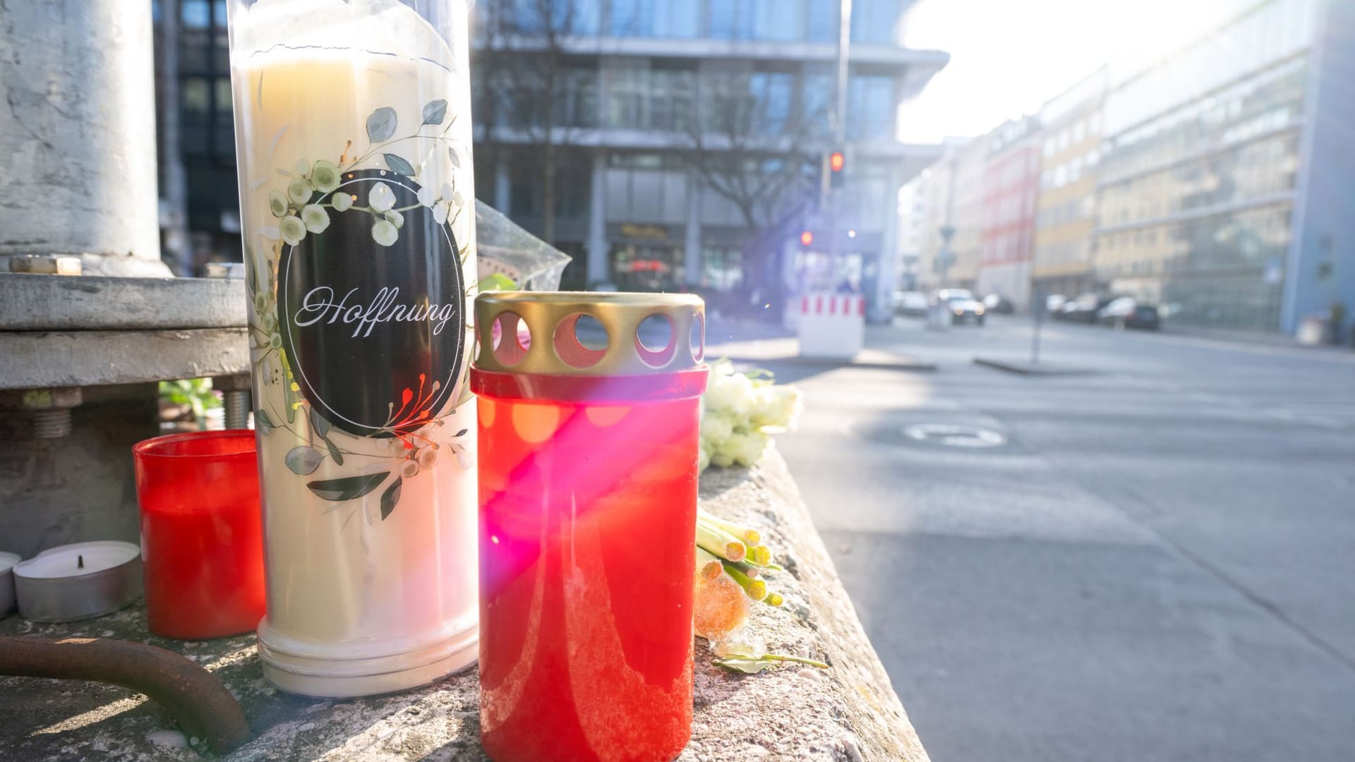 "Hoffnung" steht auf einer Kerze, die an einer Ampel in der Innenstadt nahe der Stelle abgestellt wurde, wo am 13.02.2025 ein Auto in eine Gruppe von Demonstranten gefahren war.