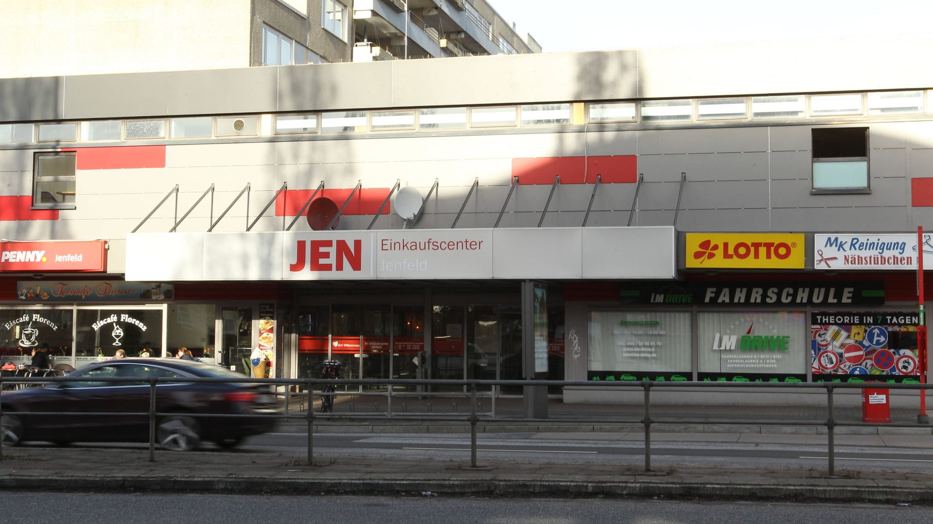 Das Einkaufscenter Jenfeld an der Rodigallee. Jenfeld Hamburg.