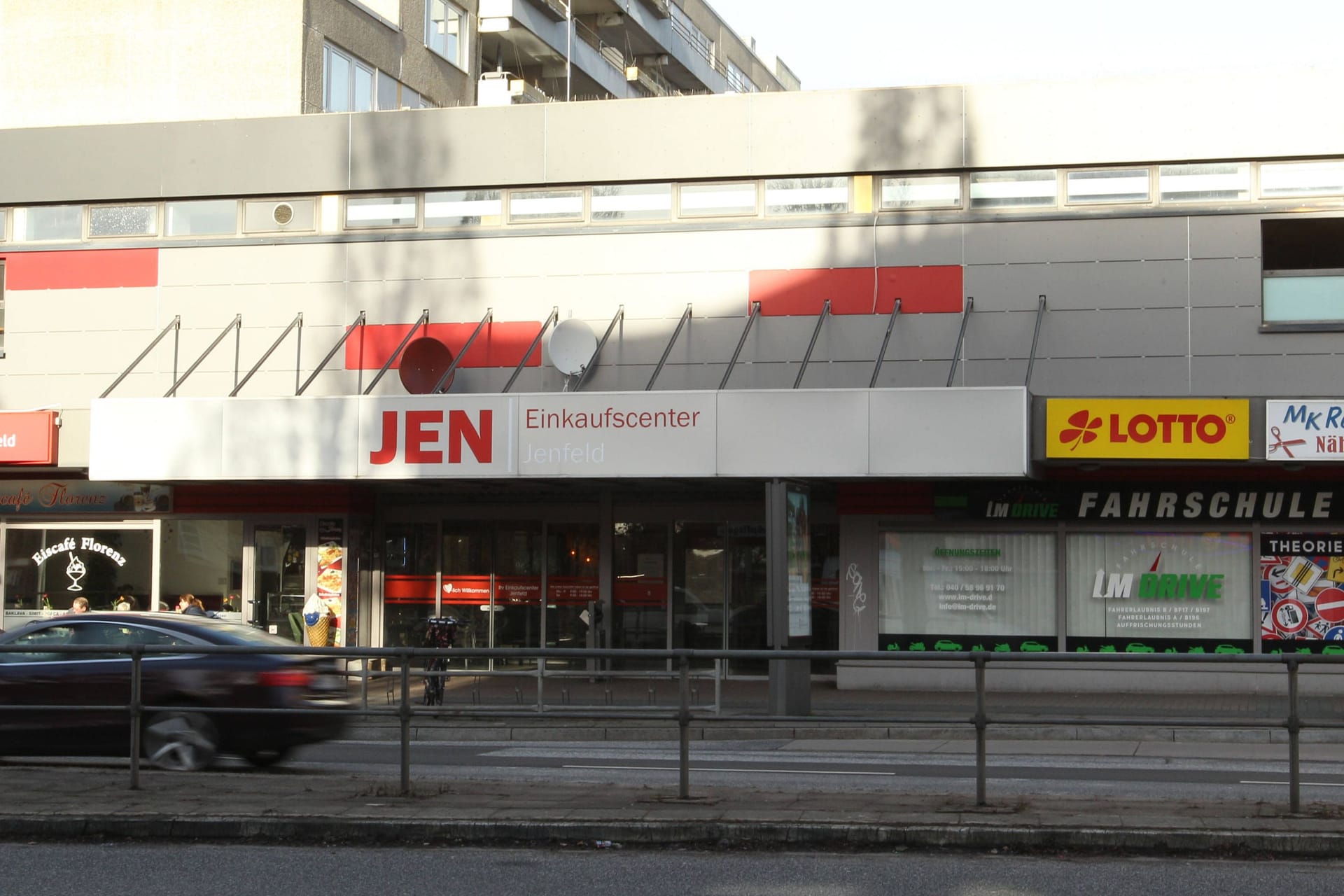 Das Einkaufscenter Jenfeld an der Rodigallee. Jenfeld Hamburg.