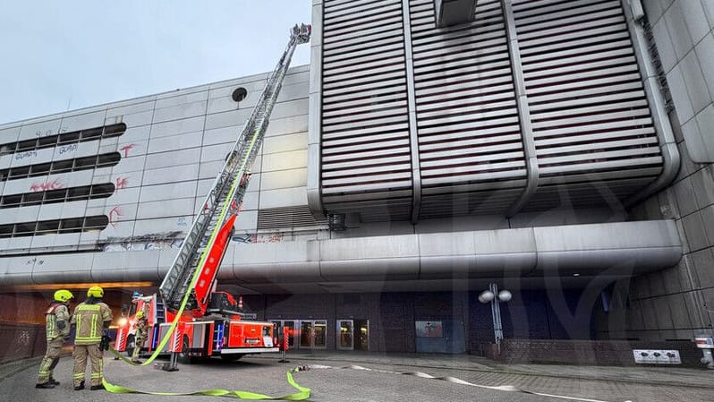 Feuerwehr vor Ort am ICC: Ein Aufzugsschacht fing Feuer