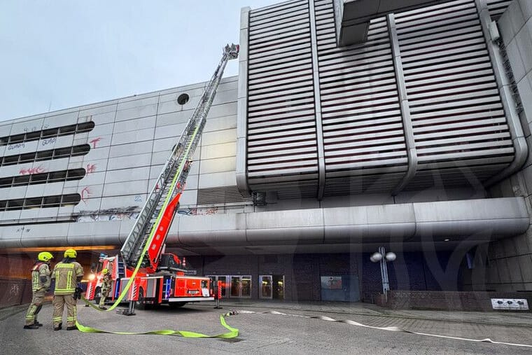 Feuerwehr vor Ort am ICC: Ein Aufzugsschacht fing Feuer