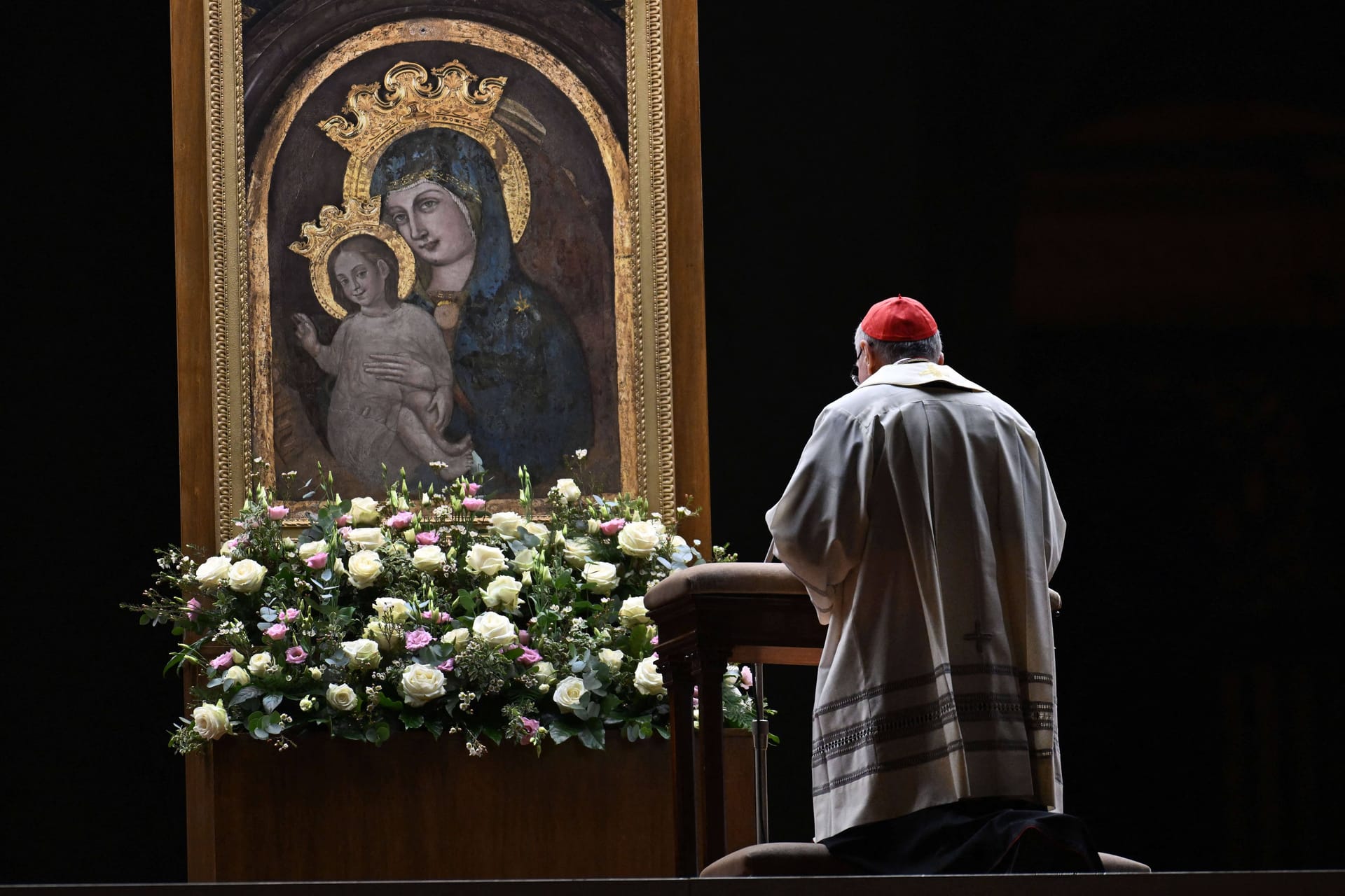 Kardinal Pietro Parolin betet am 24. Februar 2025 auf dem Petersplatz im Vatikan ein nächtliches Rosenkranzgebet für die Genesung von Papst Franziskus.