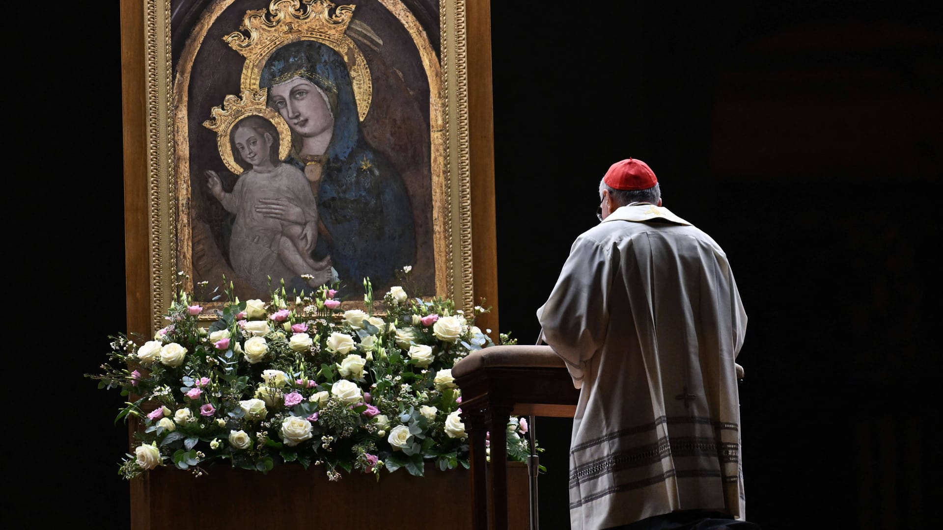 Kardinal Pietro Parolin betet am 24. Februar 2025 auf dem Petersplatz im Vatikan ein nächtliches Rosenkranzgebet für die Genesung von Papst Franziskus.