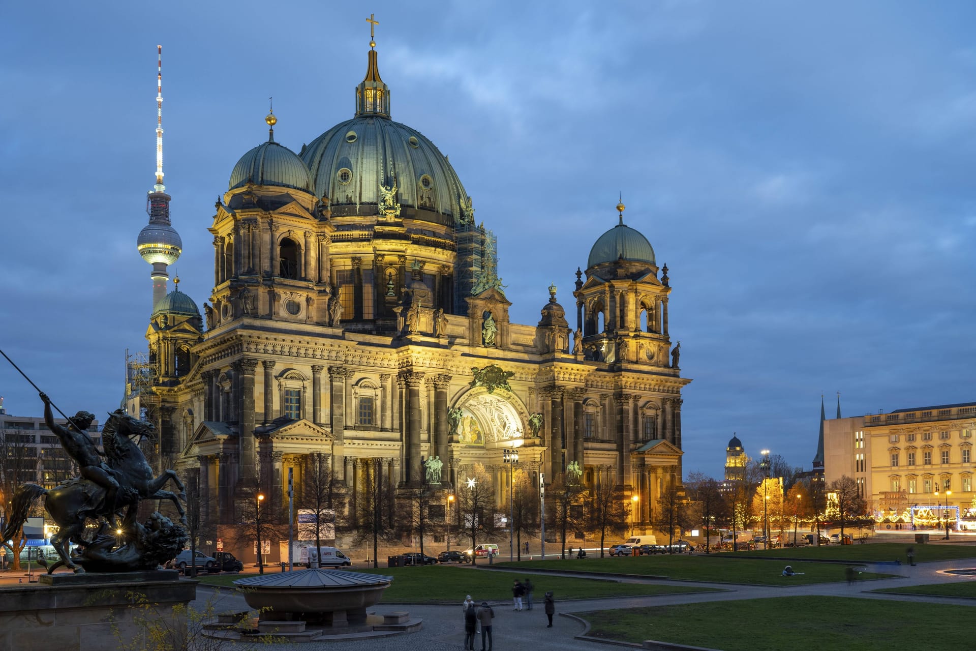 Berliner Dom (Archivbild): Rund um das Areal kommt es am Dienstag zu Straßensperrungen.