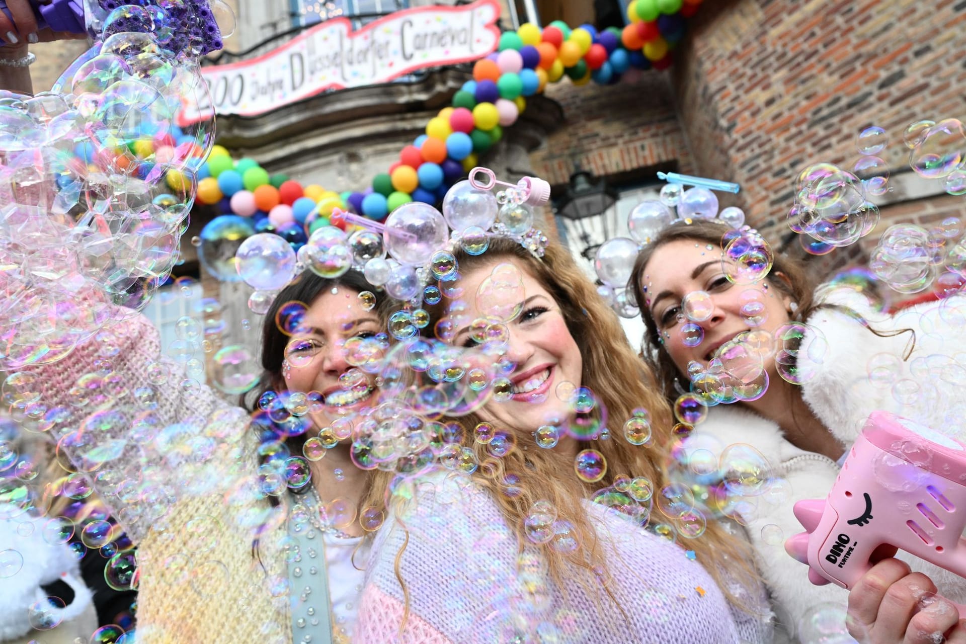 Weiberfastnacht im Rheinland - Beginn des Straßenkarnevals