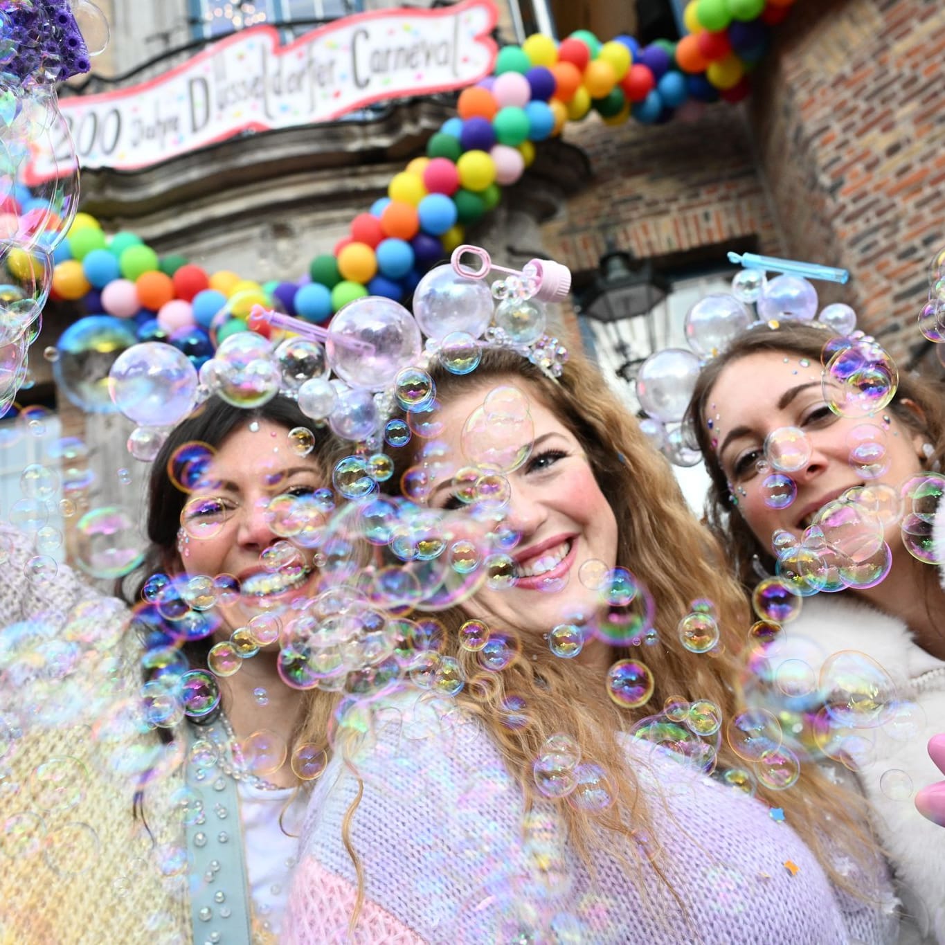 Weiberfastnacht im Rheinland - Beginn des Straßenkarnevals