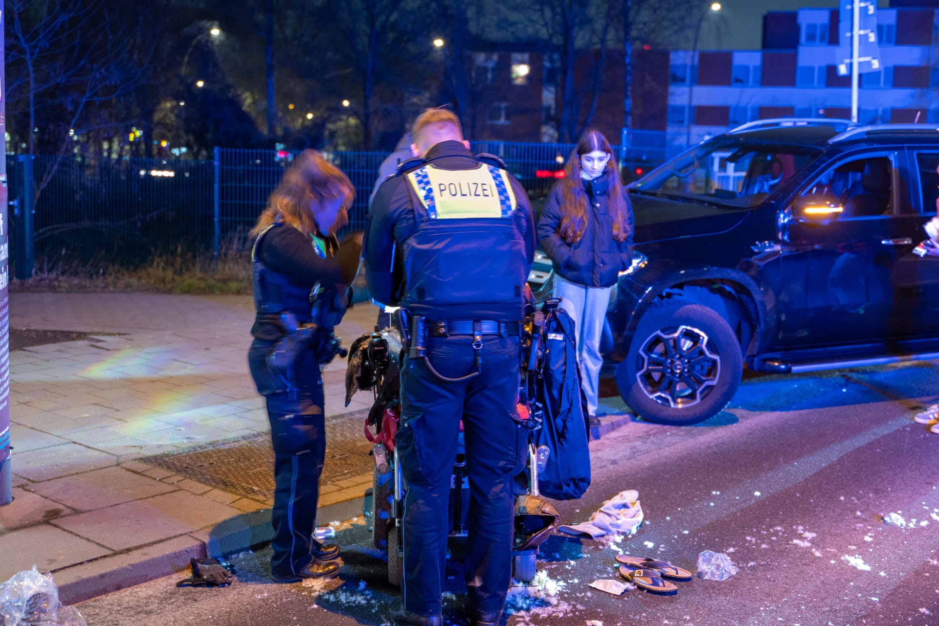 Am Dienstagabend kam es auf dem Öjendorfer Weg in Hamburg-Billstedt zu einem Verkehrsunfall zwischen einem Linienbus und einen Rollstuhlfahrer.