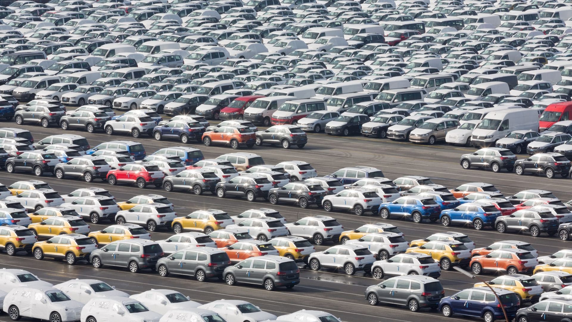 Export-Autos im Hafen von Emden