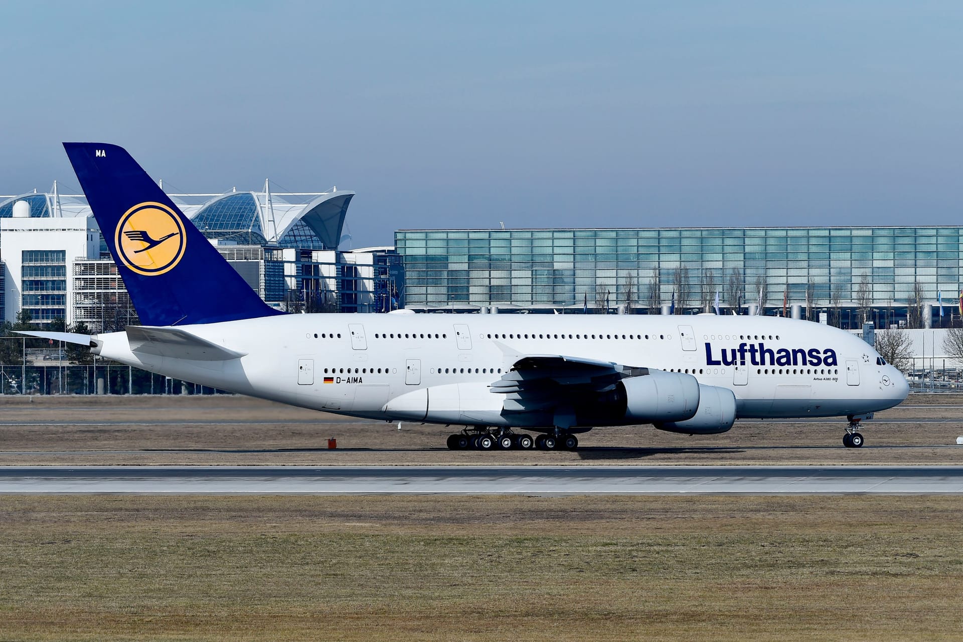 Der Airbus A380 D-AIMA kurz nach der Landung auf dem Rollfeld des Münchner Airports.