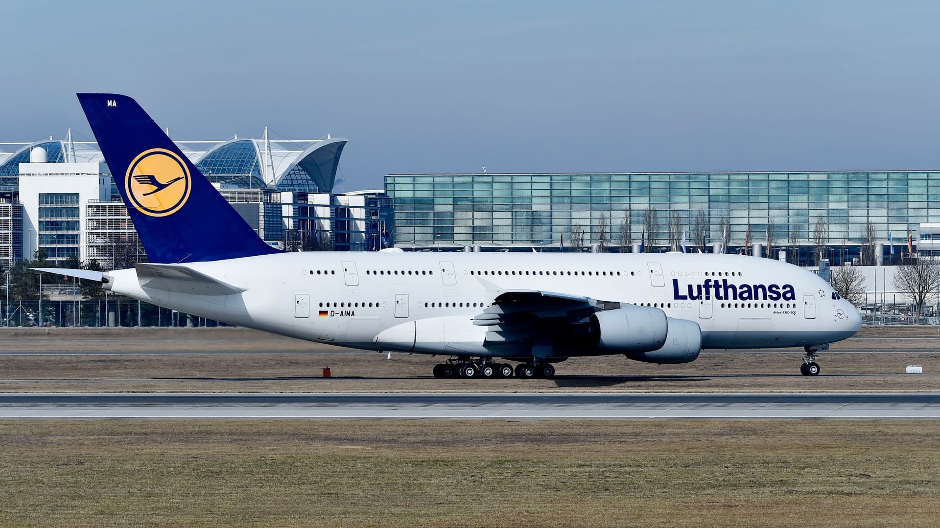 Der Airbus A380 D-AIMA kurz nach der Landung auf dem Rollfeld des Münchner Airports.