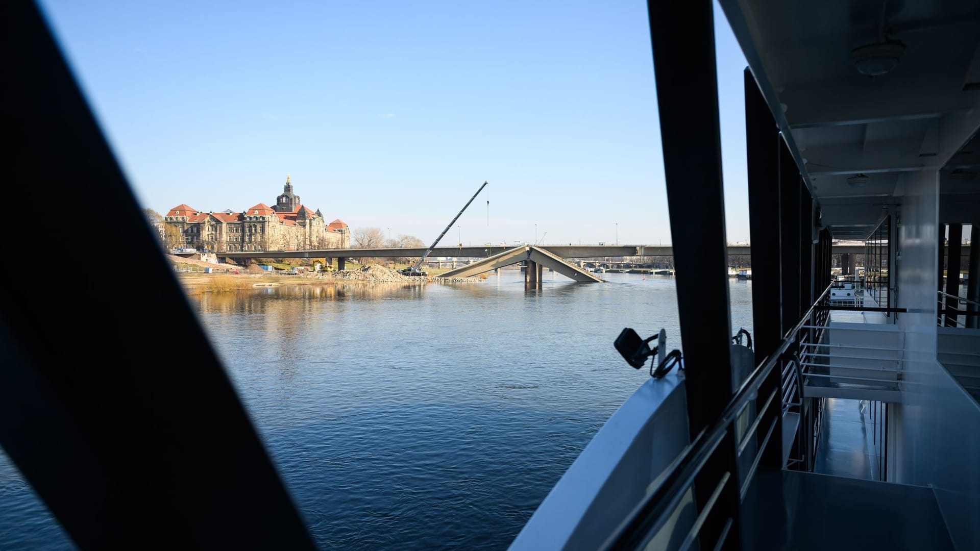 Blick vom Salonschiff „Gräfin Cosel“ der Sächsischen Dampfschifffahrt auf die teileingestürzte Carolabrücke auf der Neustädter Seite, im Hintergrund ist die Staatskanzlei zu sehen.