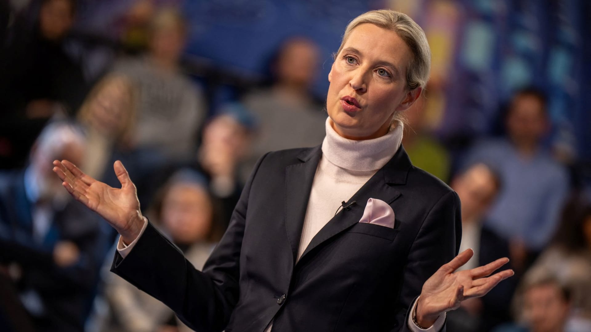 Alice Weidel spricht zu Bürgern im ZDF-Studio.