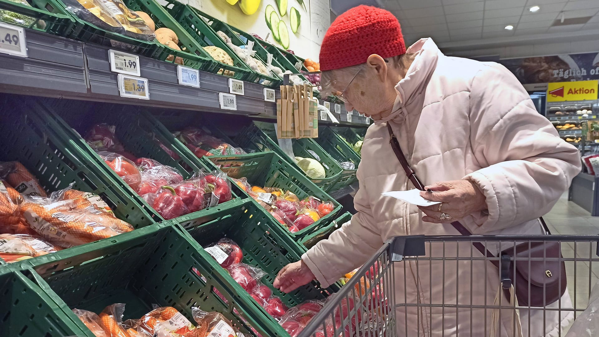 Eine ältere Frau in der Gemüseabteilung eines Supermarkts (Symbolbild): Wie schon im Vormonat entpuppt sich frisches Gemüse als Preistreiber