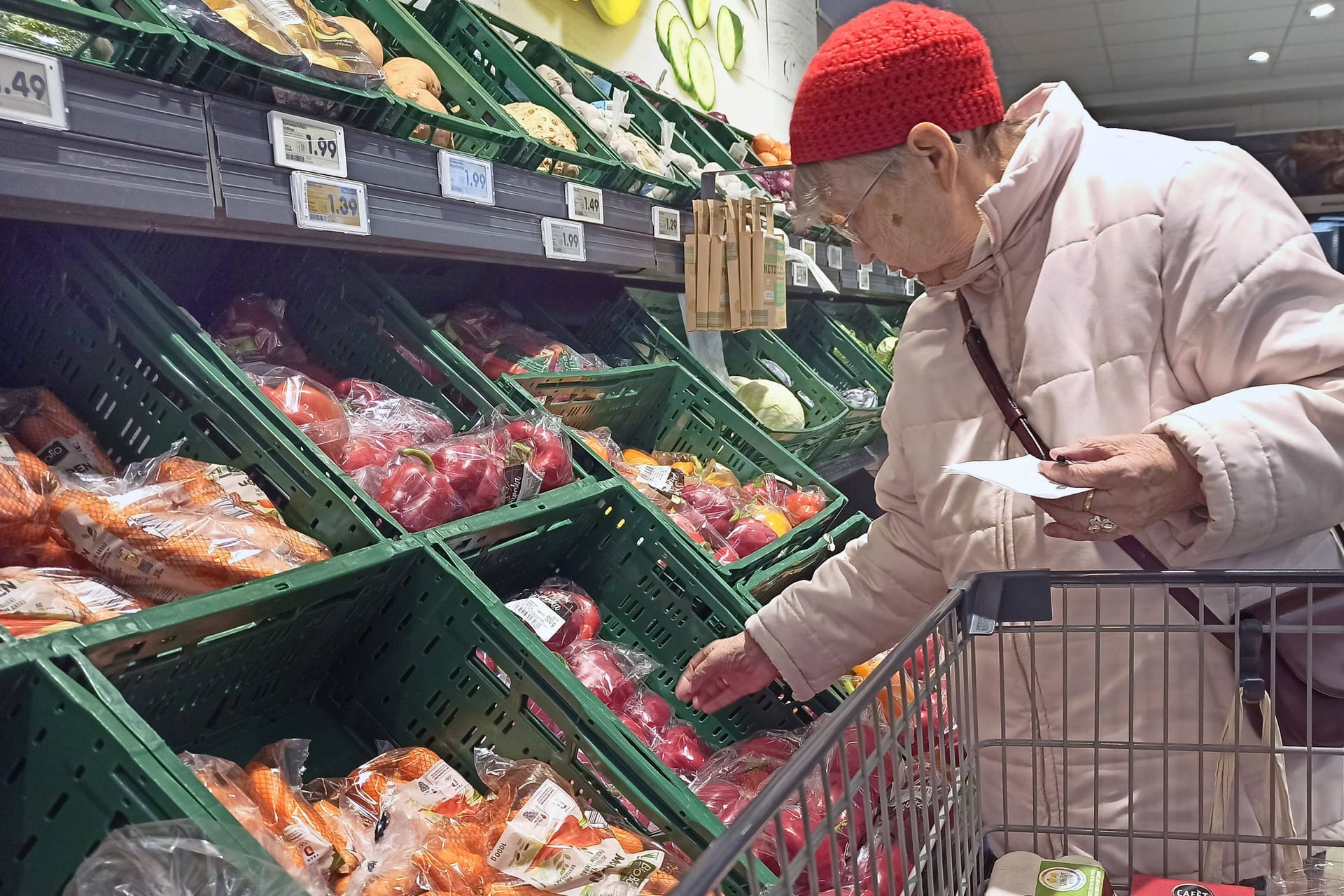 Eine ältere Frau in der Gemüseabteilung eines Supermarkts (Symbolbild): Wie schon im Vormonat entpuppt sich frisches Gemüse als Preistreiber