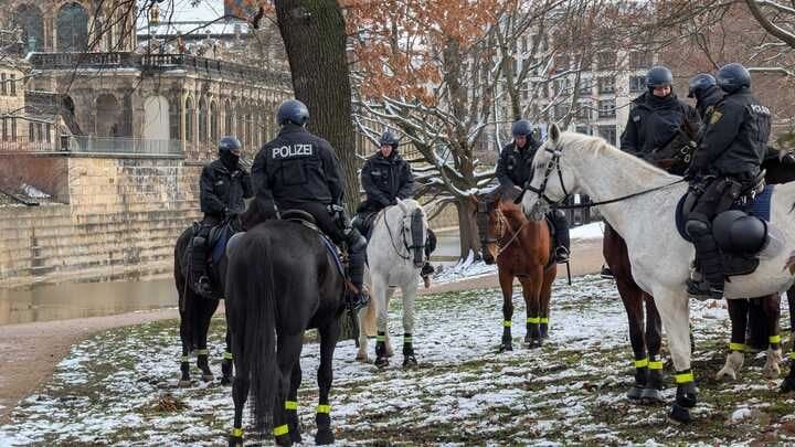 Die Polizei ist auch mit Pferden im Einsatz: Zur genauen Zahl der Kräfte vor Ort äußerte sich der Polizeisprecher aus ermittlungstaktischen Gründen nicht.