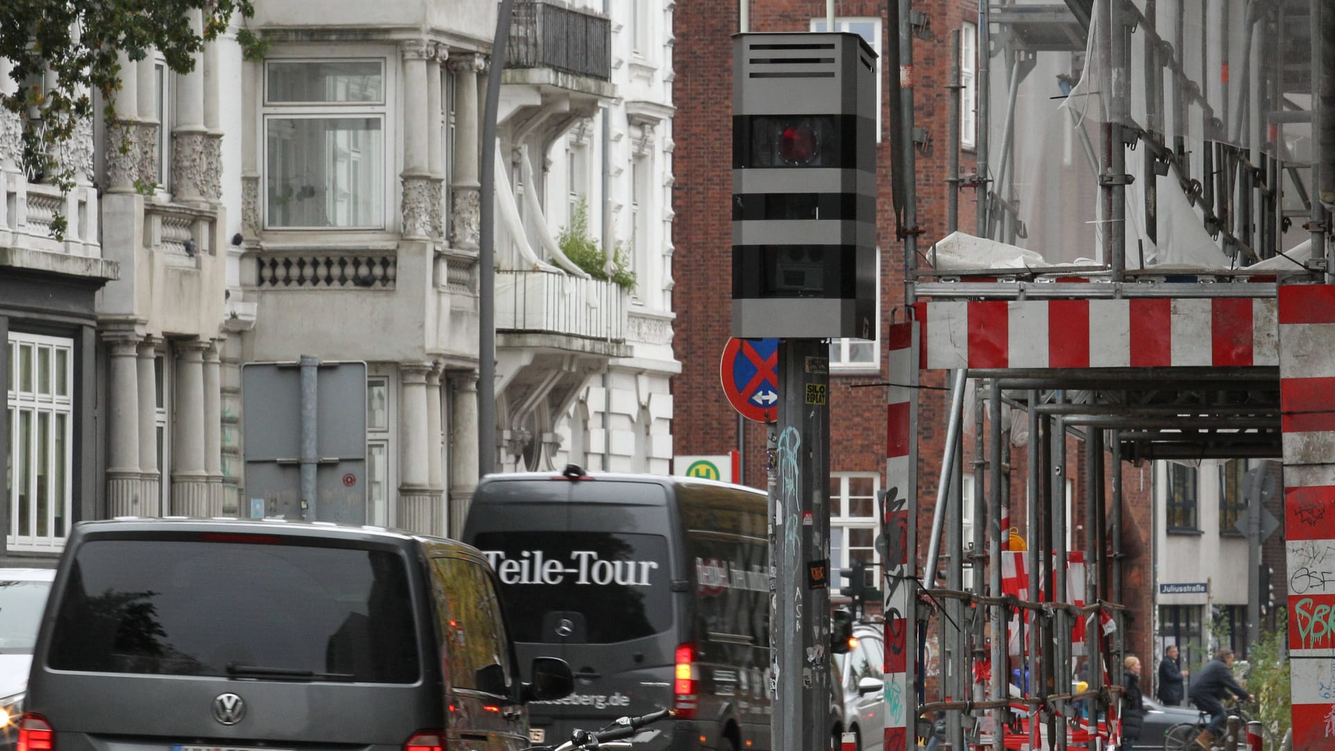 Stationärer Blitzer in der Stresemannstraße: An die Geschwindigkeitsbegrenzung von 30 km/h halten sich viele nicht.