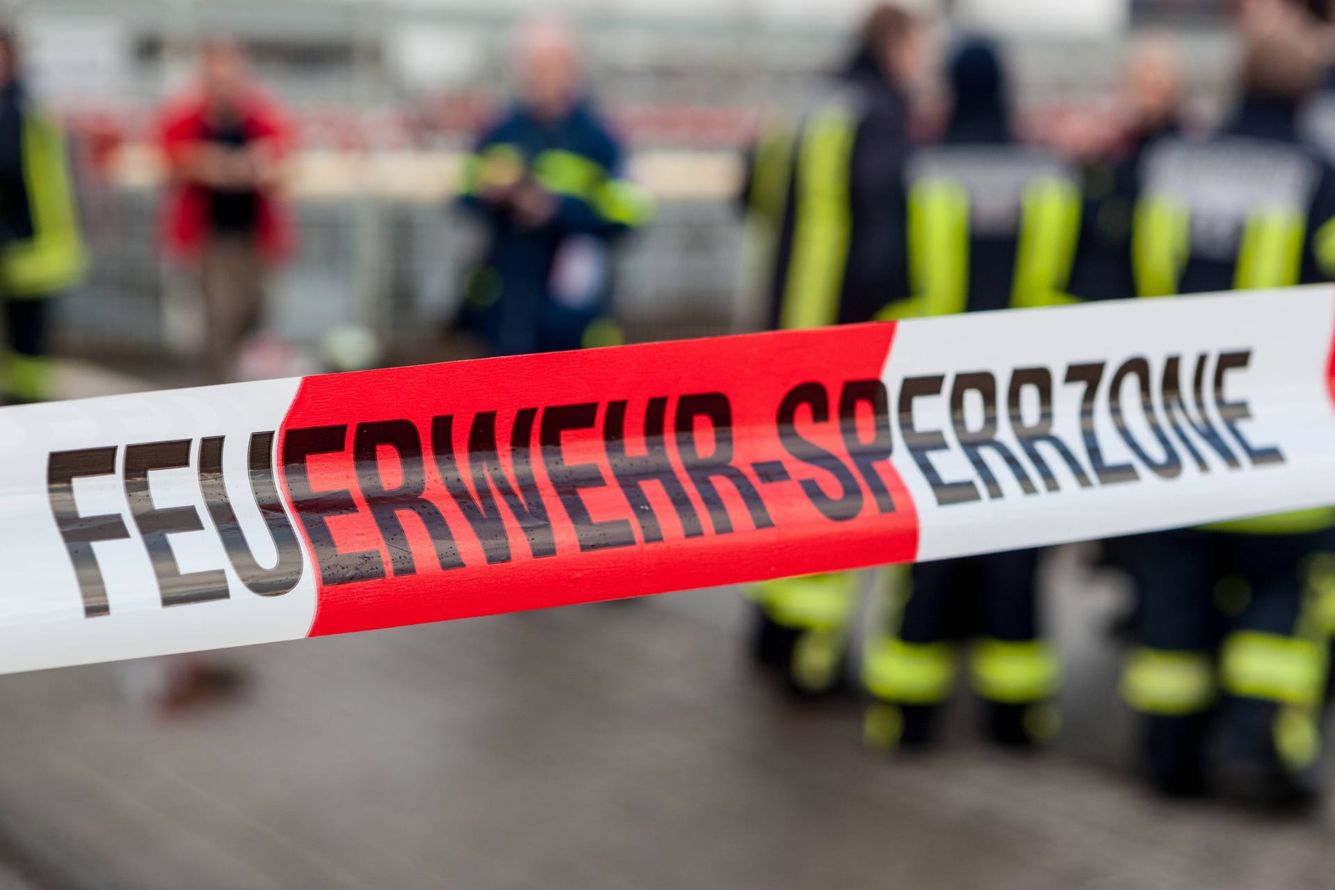 Eine Absperrband der Feuerwehr (Symbolbild): In Düren wurde eine Weltkriegsbombe entdeckt.