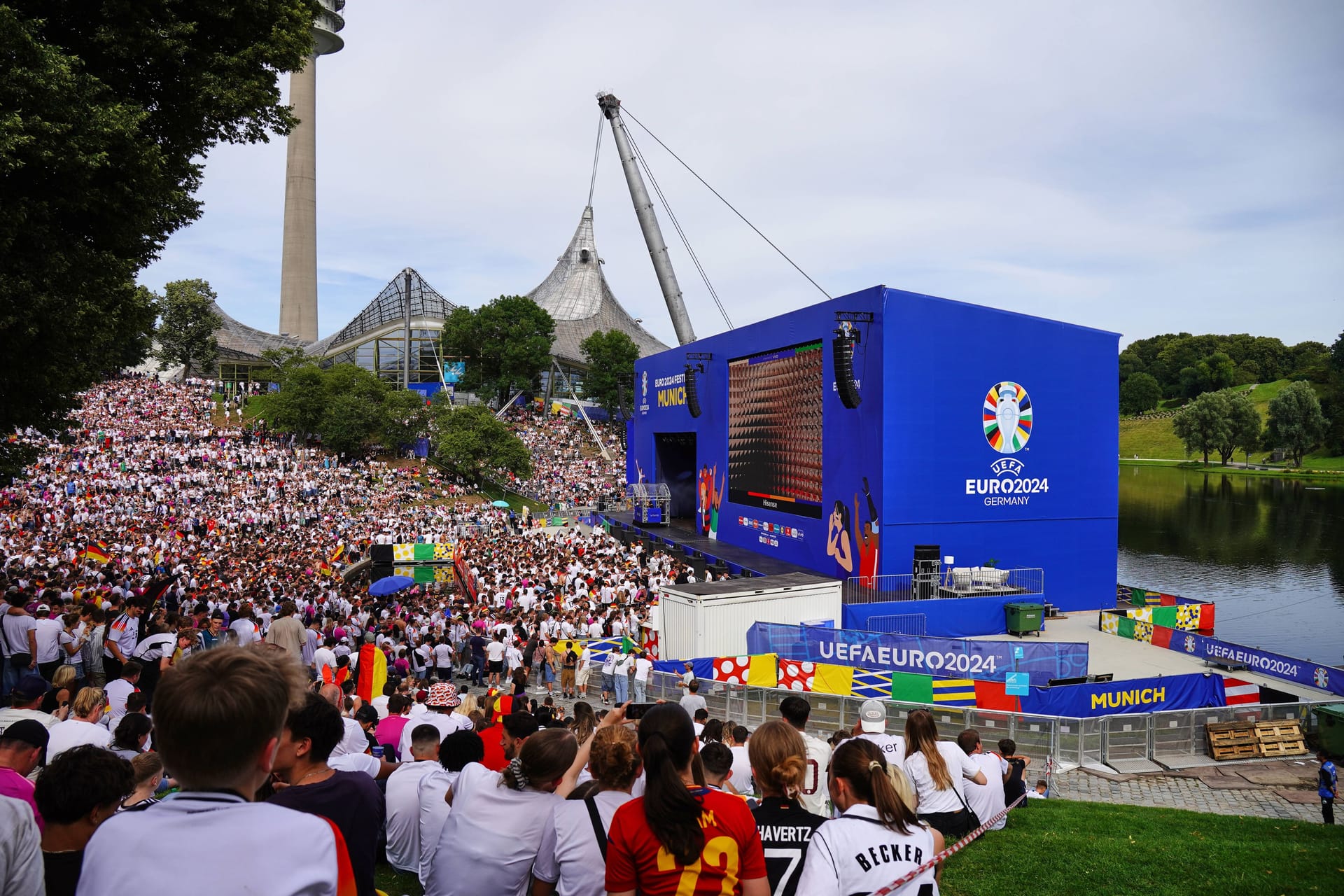 Fans bei der Fußball-EM im Olympiapark (Archivbild): Allein die Fan Zone zog 700.000 Besucher an 31 Tagen an.