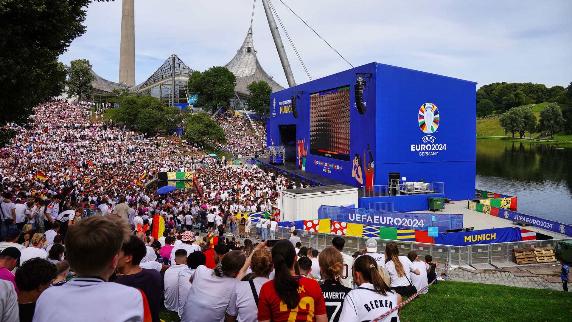 Fans bei der Fußball-EM im Olympiapark (Archivbild): Allein die Fan Zone zog 700.000 Besucher an 31 Tagen an.