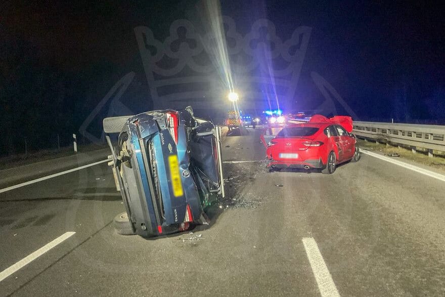 Fahrzeuge an der Unfallstelle: Auch ein Rettungshubschrauber war im Einsatz.