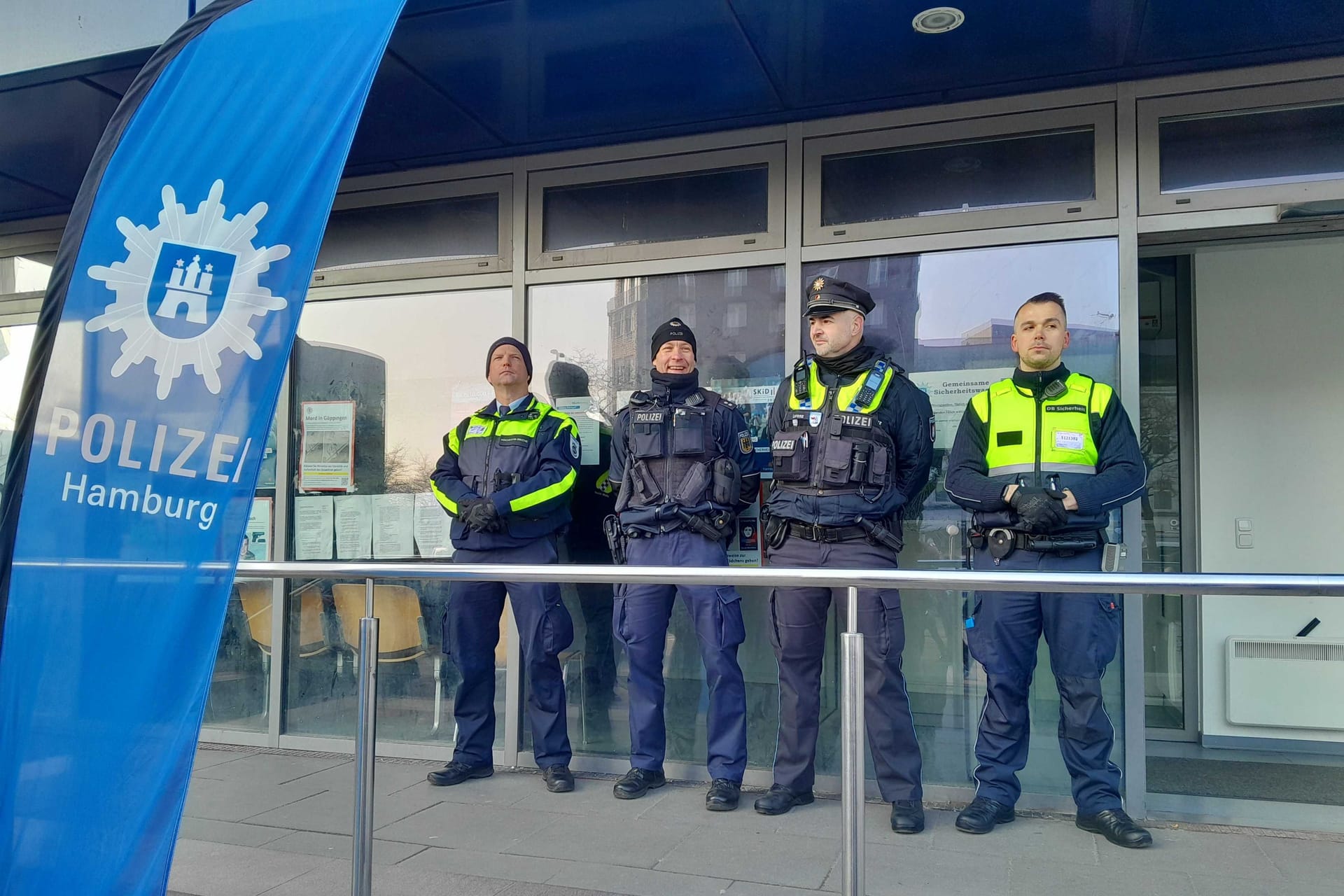 Eine "Quattro-Streife" vor der Wache der Bundespolizei am Hamburger Hauptbahnhof (12. Februar 2025)