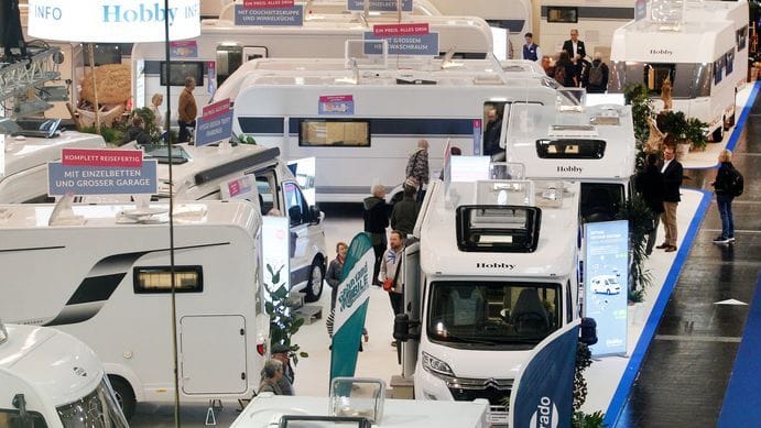 Eine Halle der Messe "Reise und Camping": In Nordrhein-Westfalen ließen die Behörden rund 17 Prozent mehr Wohnmobile zu als im Vorjahr.