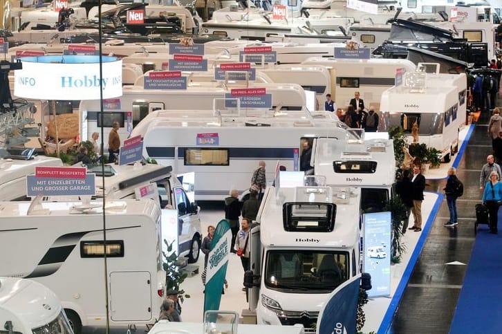 Eine Halle der Messe "Reise und Camping": In Nordrhein-Westfalen ließen die Behörden rund 17 Prozent mehr Wohnmobile zu als im Vorjahr.