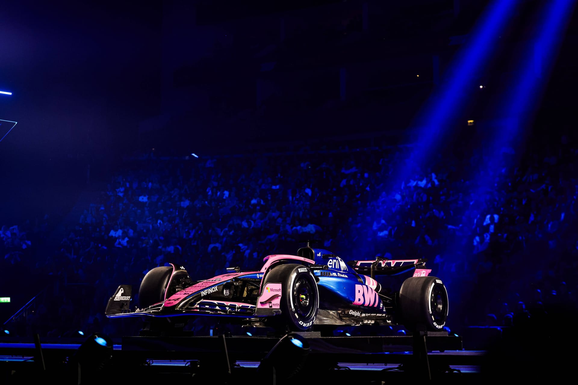 Alpine: Nach einem schwachen Saisonstart kämpfte sich Alpine 2024 zurück und erreichte so am Ende immerhin noch Platz sechs in der Konstrukteurswertung. Zur neuen Saison ersetzt Nachwuchsfahrer Jack Doohan im Cockpit von Esteban Ocon. Flankiert wird er von Pierre Gasly, der den Franzosen treu bleibt. Optisch geht es wieder deutlich farbenfroher zu. Die großen schwarzen Flächen am Auto des vergangenen Jahres sind verschwunden und der Wagen erstrahlt in Metallic-Blau und dem Pink des Hauptsponsors.