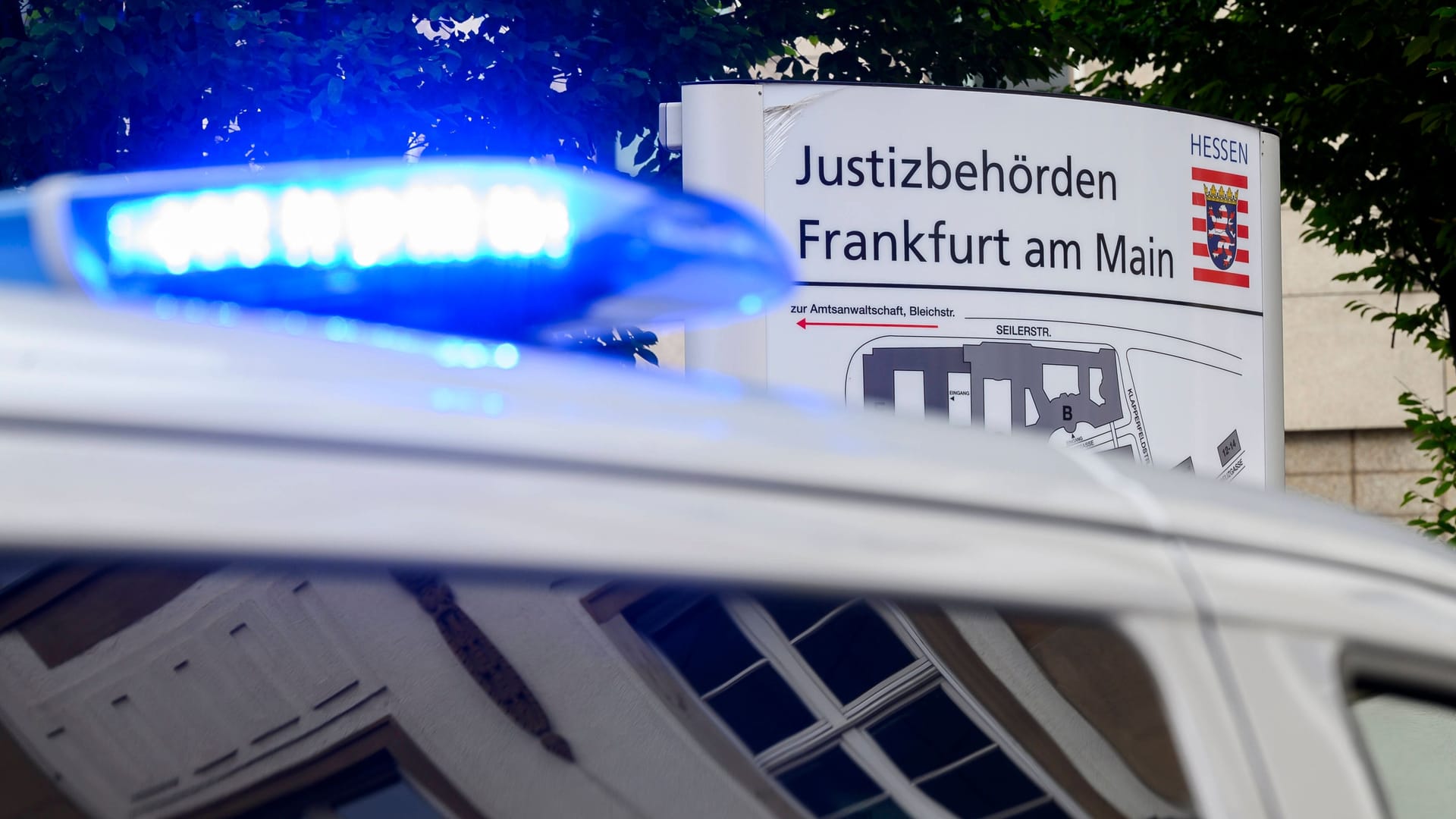 Ein Polizeiauto steht vor dem Landgericht Frankfurt (Archivbild): Die Taten sollen sich in den Jahren 2021 und 2022 ereignet haben.