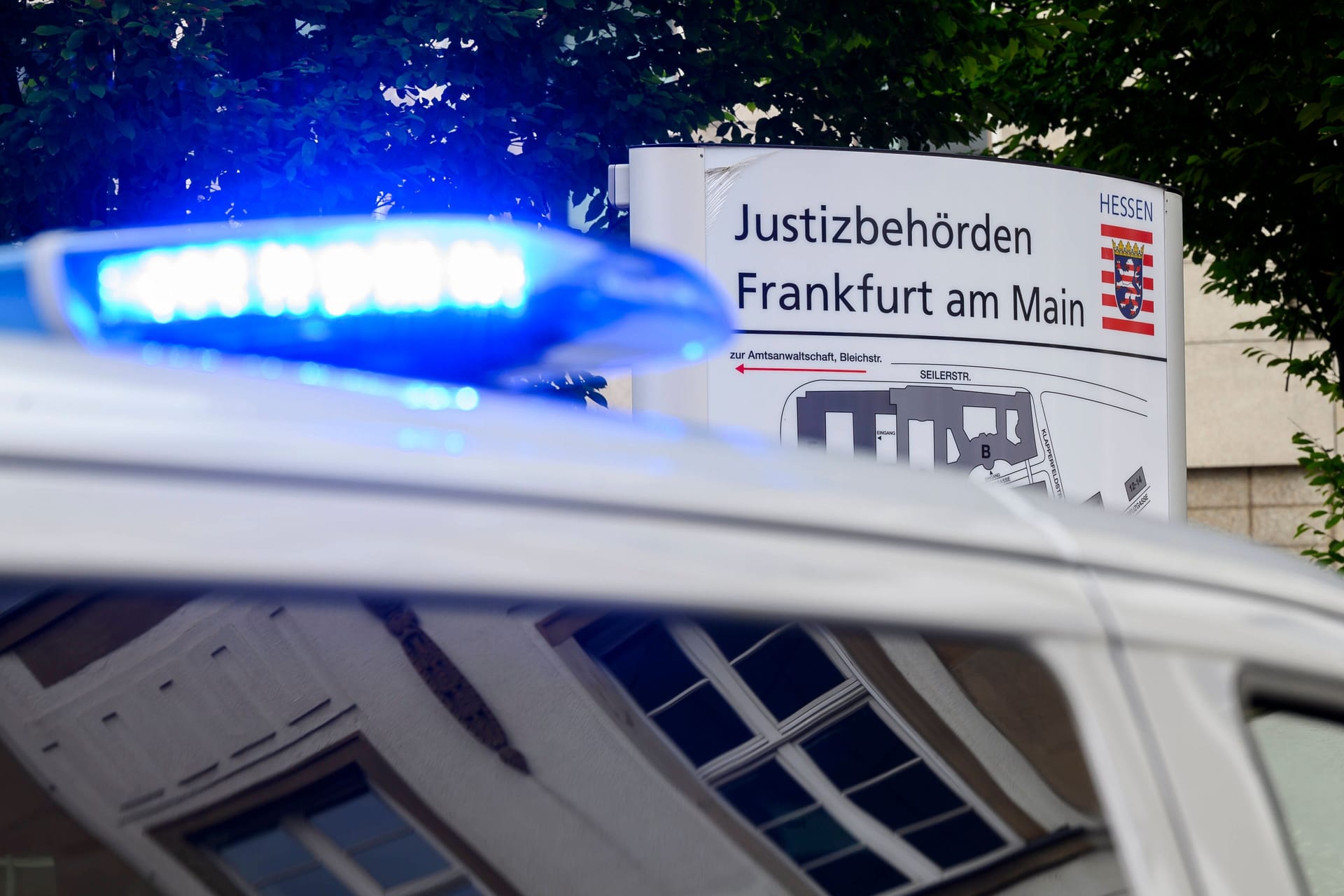 Ein Polizeiauto steht vor dem Landgericht Frankfurt (Archivbild): Die Taten sollen sich in den Jahren 2021 und 2022 ereignet haben.