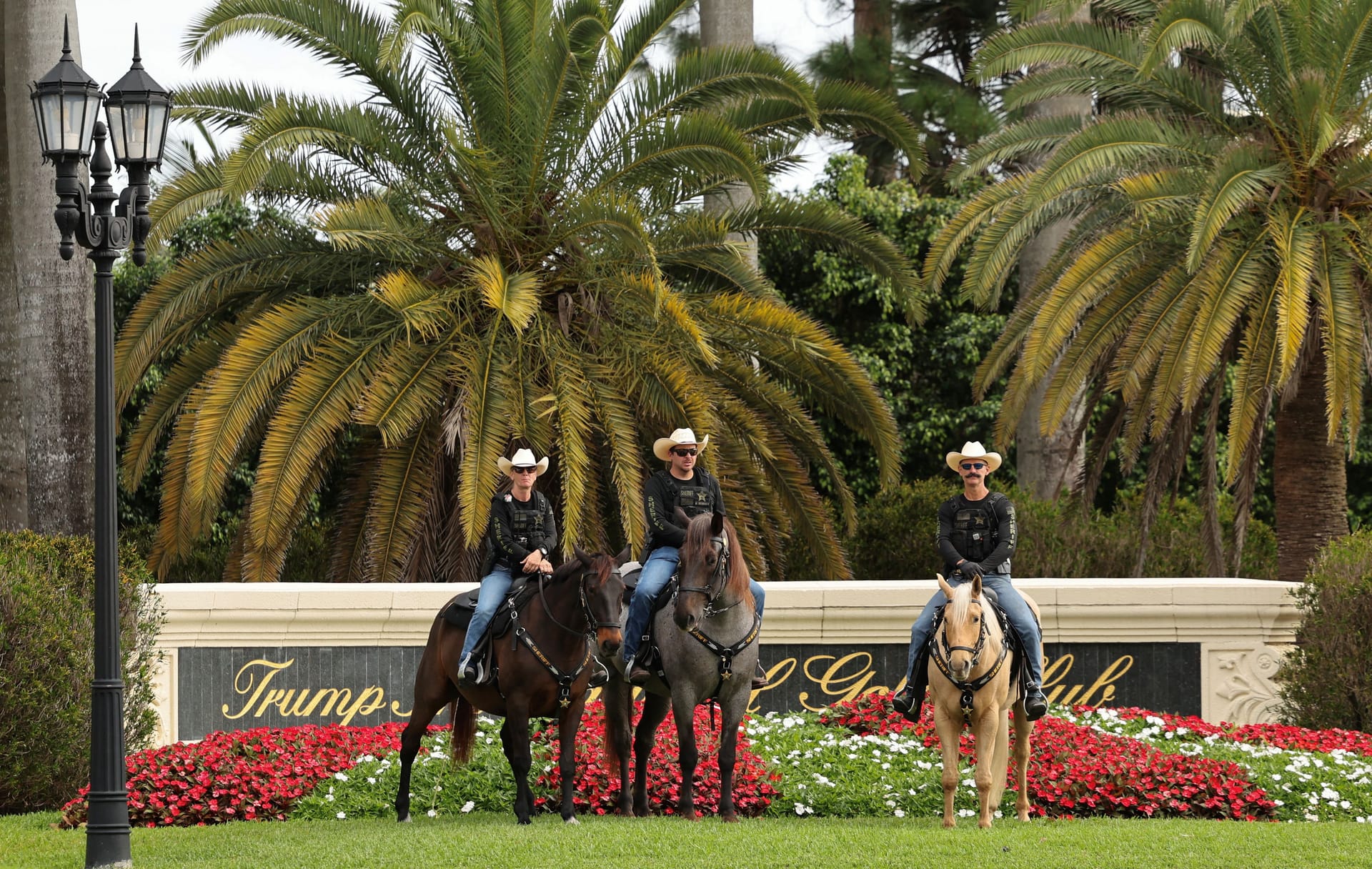 Berittene Gesetzeshüter: Die Sheriffs von Palm Beach County vor Trumps Privatresidenz in Mar-a-Lago.