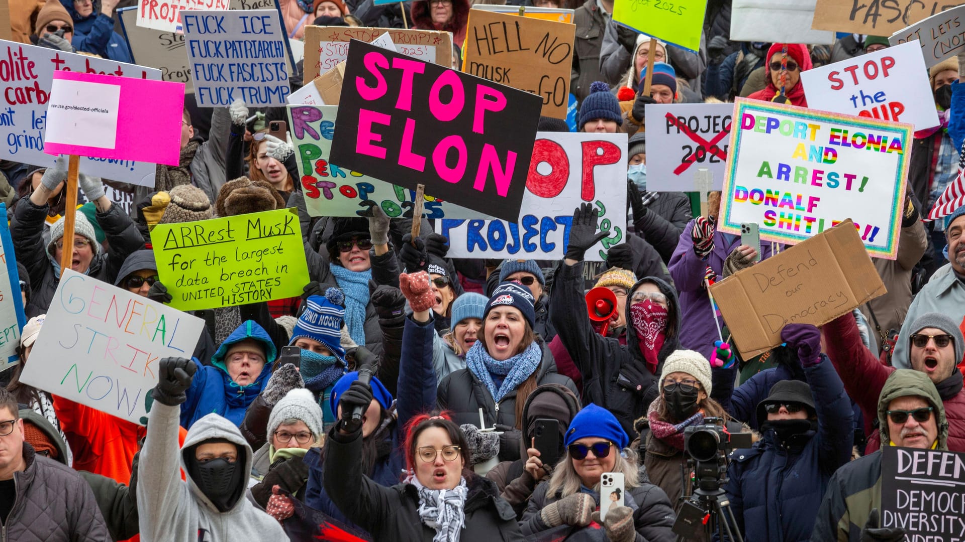 Proteste im Bundesstaat Michigan: Menschen versammeln sich wie hier überall im Land gegen Donald Trump, Elon Musk und das "Project 2025".